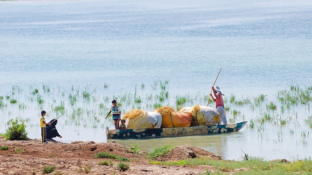 Місцеві жителі перетинають болота Хавізе біля проекту Майнун (Majnoon) в Іраку