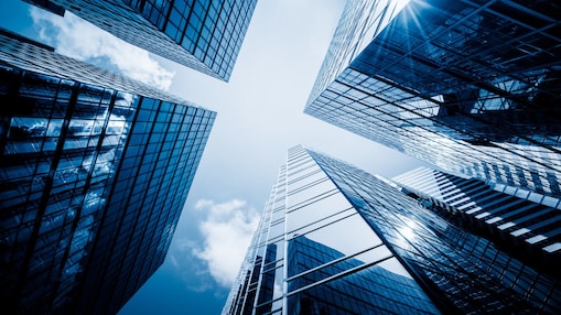 Вигляд неба між дзеркальними будівлями