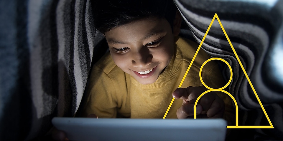 Фото хлопчика з планшетом із графічним зображенням «Підвищення рівня життя»