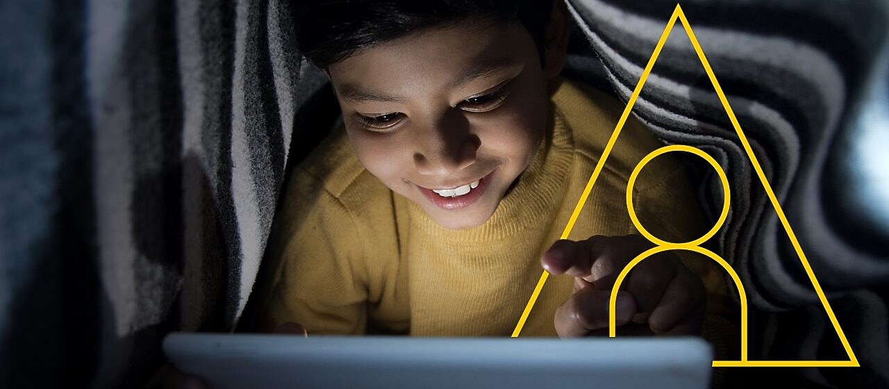 Фото хлопчика з планшетом із графічним зображенням «Підвищення рівня життя»