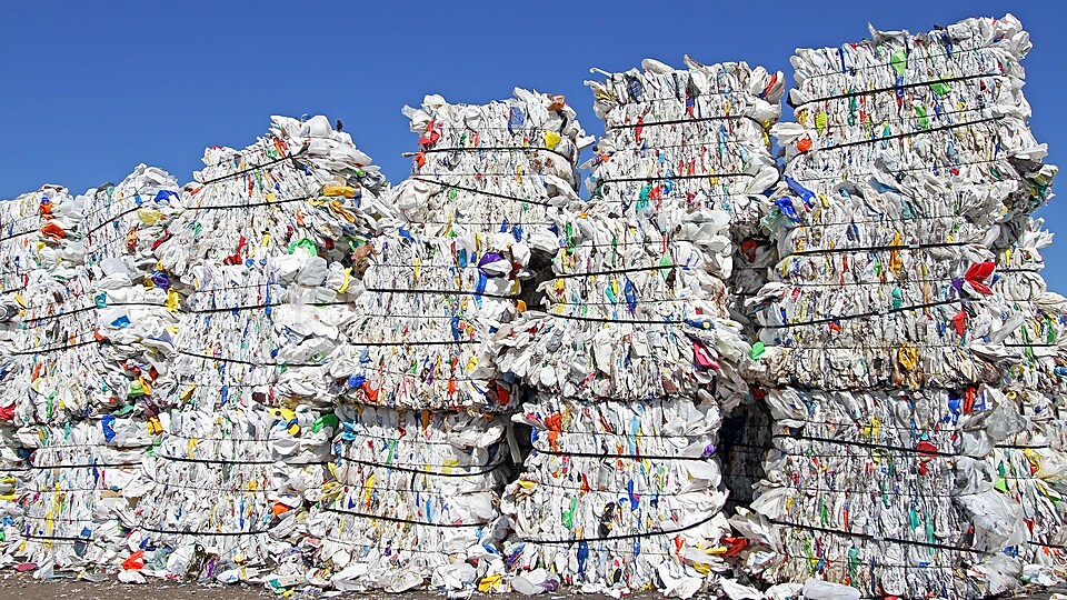 Стопки пластикових пакетів на об’єкті переробки відходів