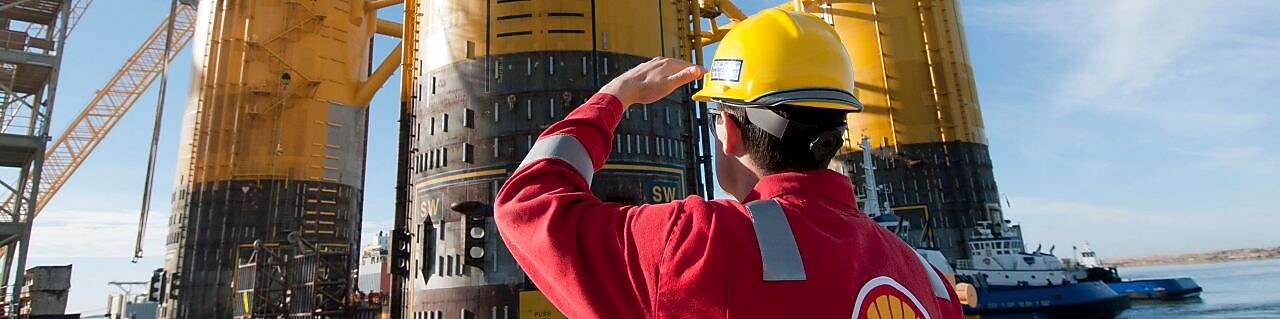 Інженер оглядає майданчик в процесі будівництва