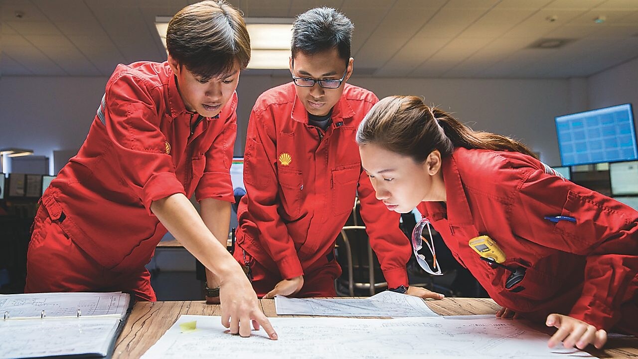 Три співробітника вивчають плани