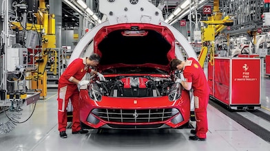 Себастьян Феттель і Кімі Райкконен заправляють автомобілі Ferrari пальним на АЗС «Шелл»