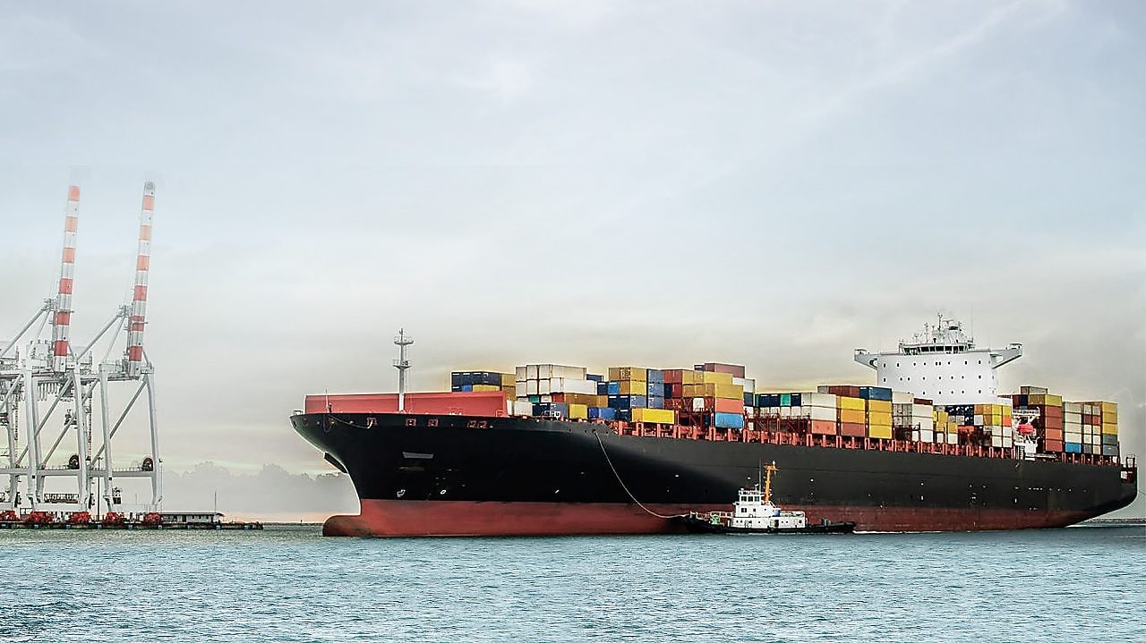 великий танкер в морі, завантажений контейнерами