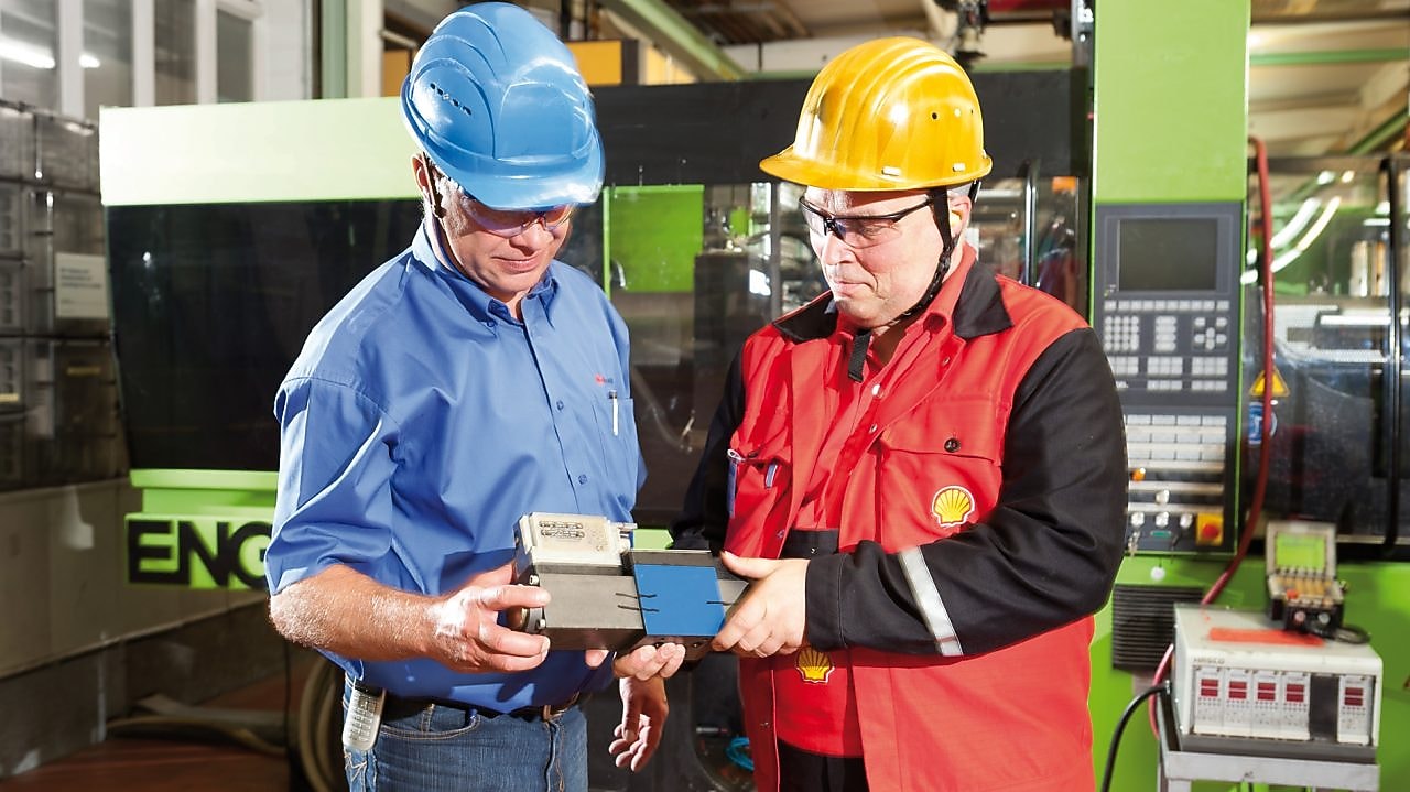 робітники розмовляють на виробництві