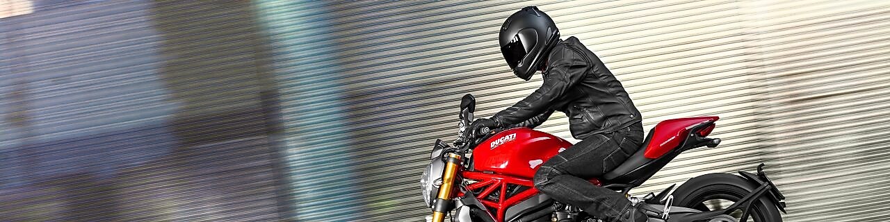 Чоловік керує мотоциклом, в якому використовується високоякісна моторна олива для мотоциклів