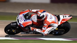 мотоцикліст ducati керує мотоциклом