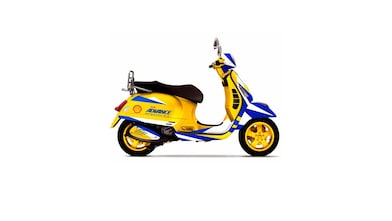 Фарбований у яскраві кольори скутер з логотипом Shell