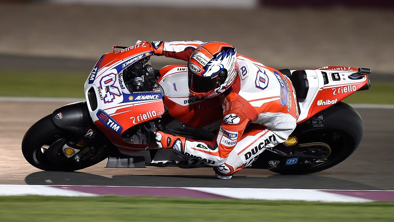 Мотоцикл з пілотом входить в поворот на гоночній трасі