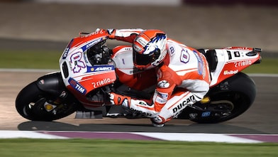 Мотоцикл з пілотом входить в поворот на гоночній трасі