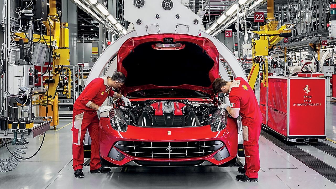 Себастьян Феттель і Кімі Райкконен заправляють автомобілі Ferrari пальним на АЗС «Шелл»