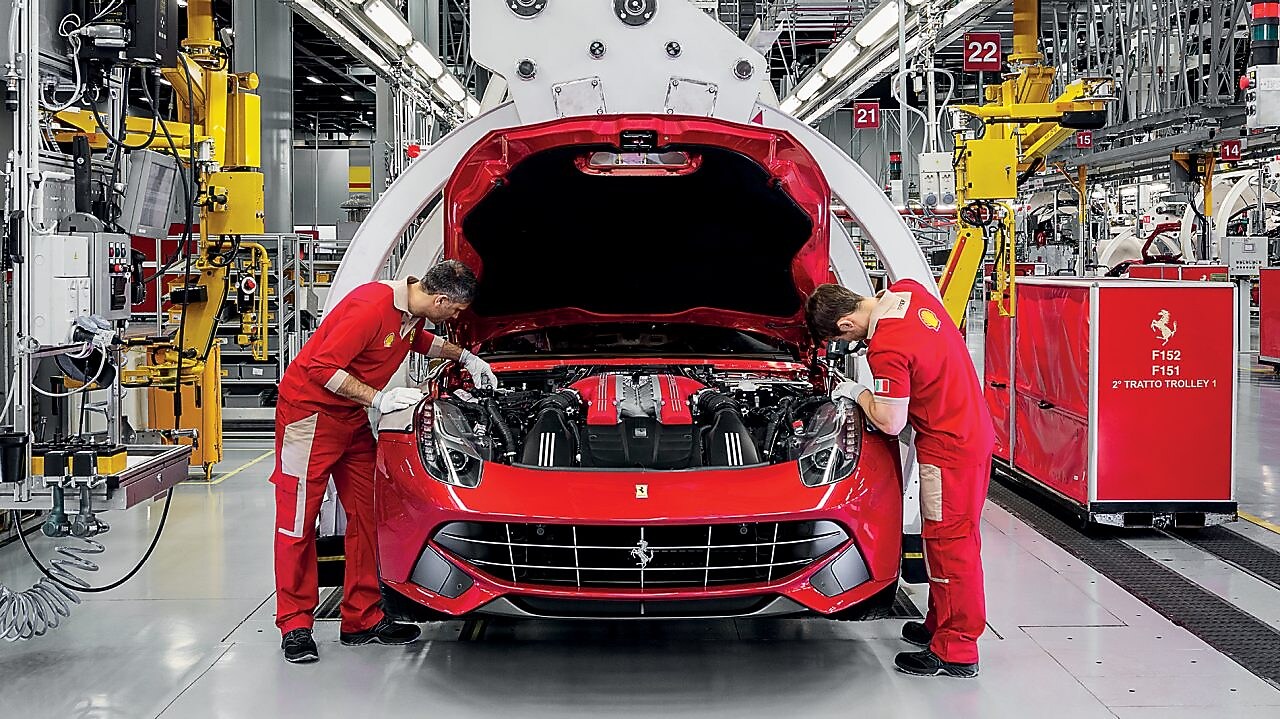 Себастьян Феттель і Кімі Райкконен заправляють автомобілі Ferrari пальним на АЗС «Шелл»