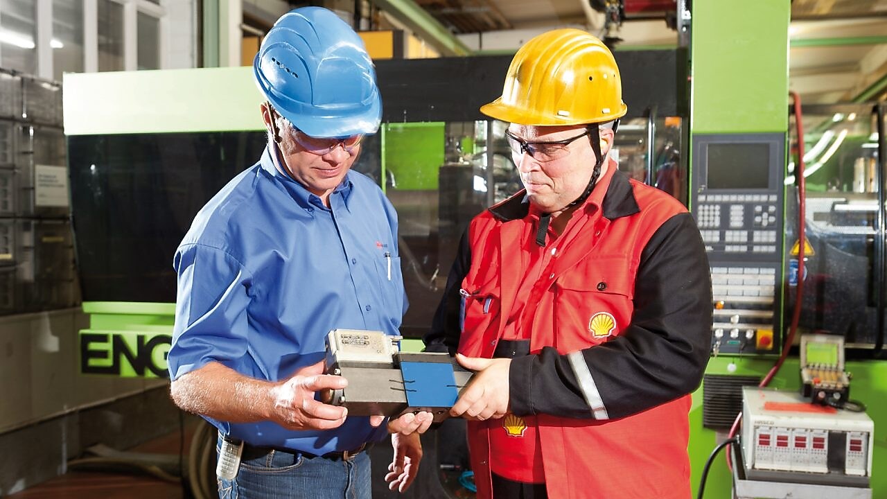 робітники розмовляють на виробництві