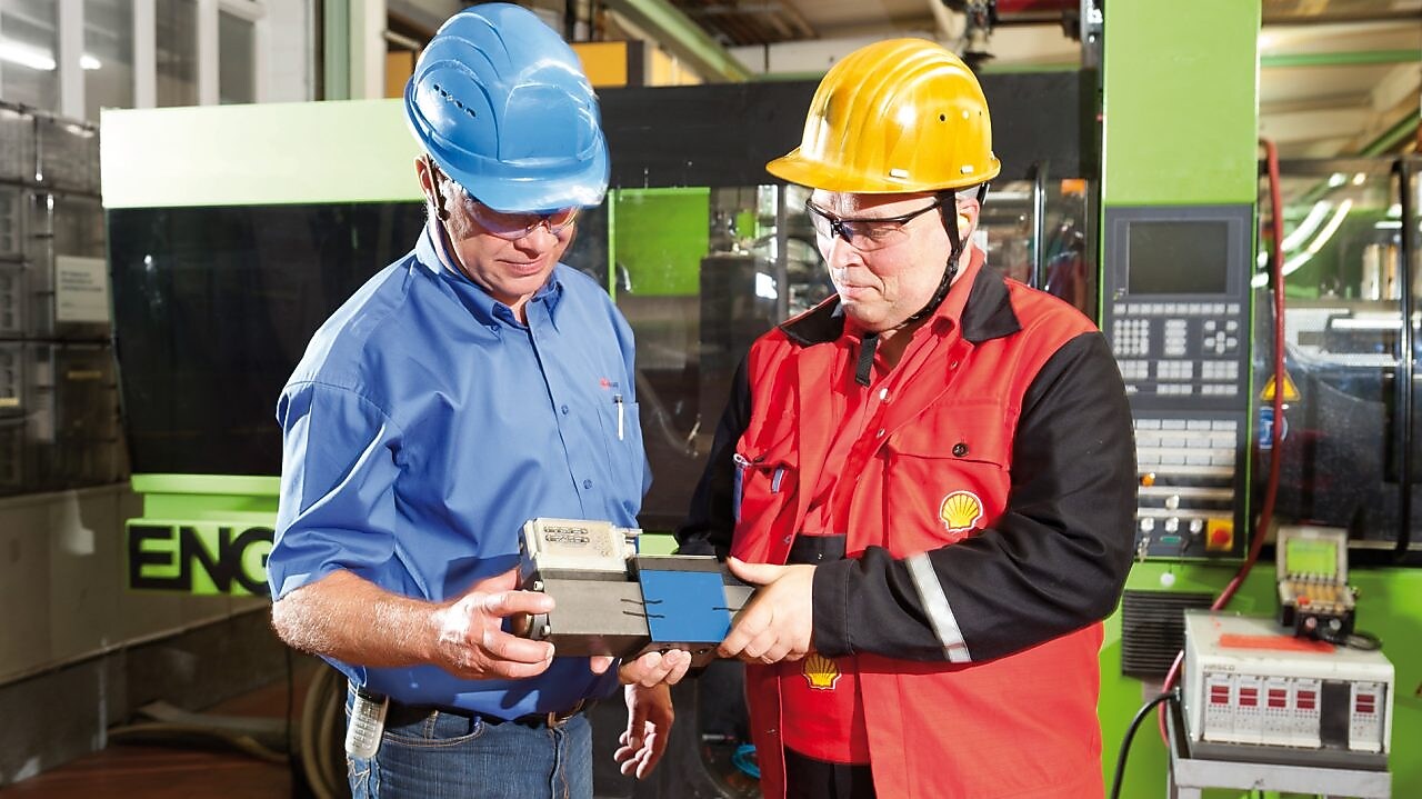 робітники розмовляють на виробництві