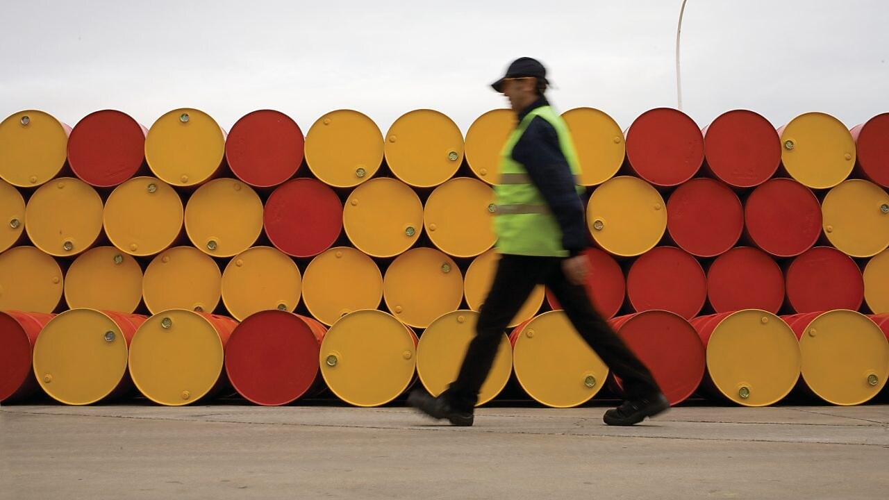 Працівник на заводі, що виробляє синтетичне рідке паливо