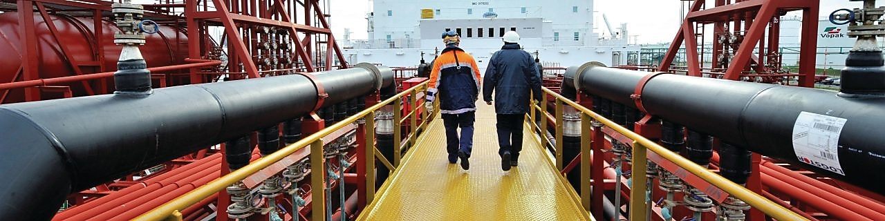 Співробітник «Шелл» йде по танкеру