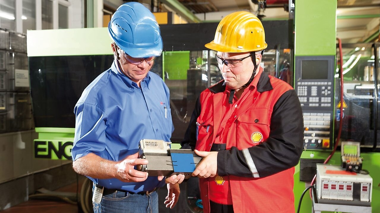 робітники розмовляють на виробництві