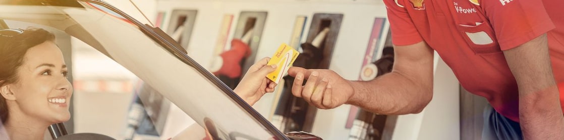 Жінка платить за паливо на заправній станції за допомогою Shell FuelCard