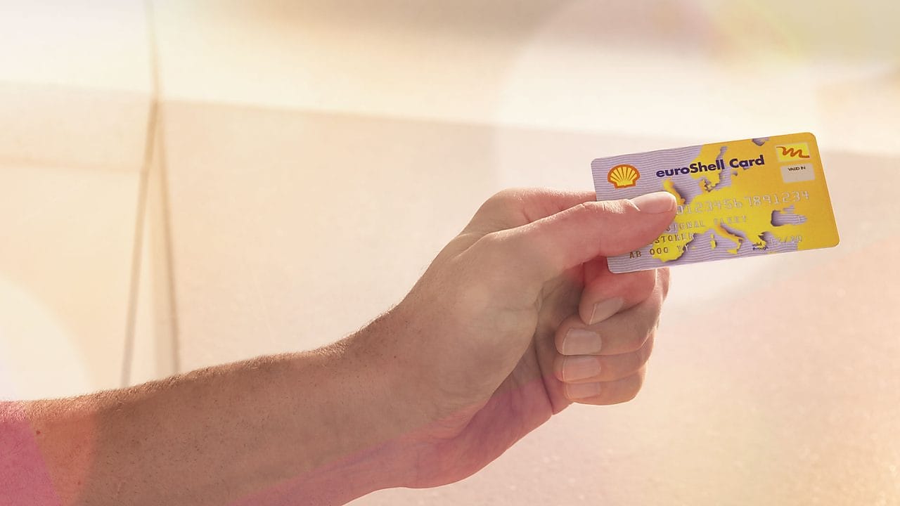 рука тримає карту euroShell