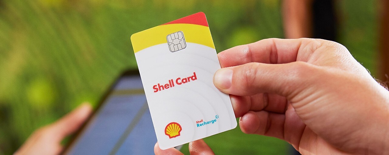 рука тримає карту euroShell