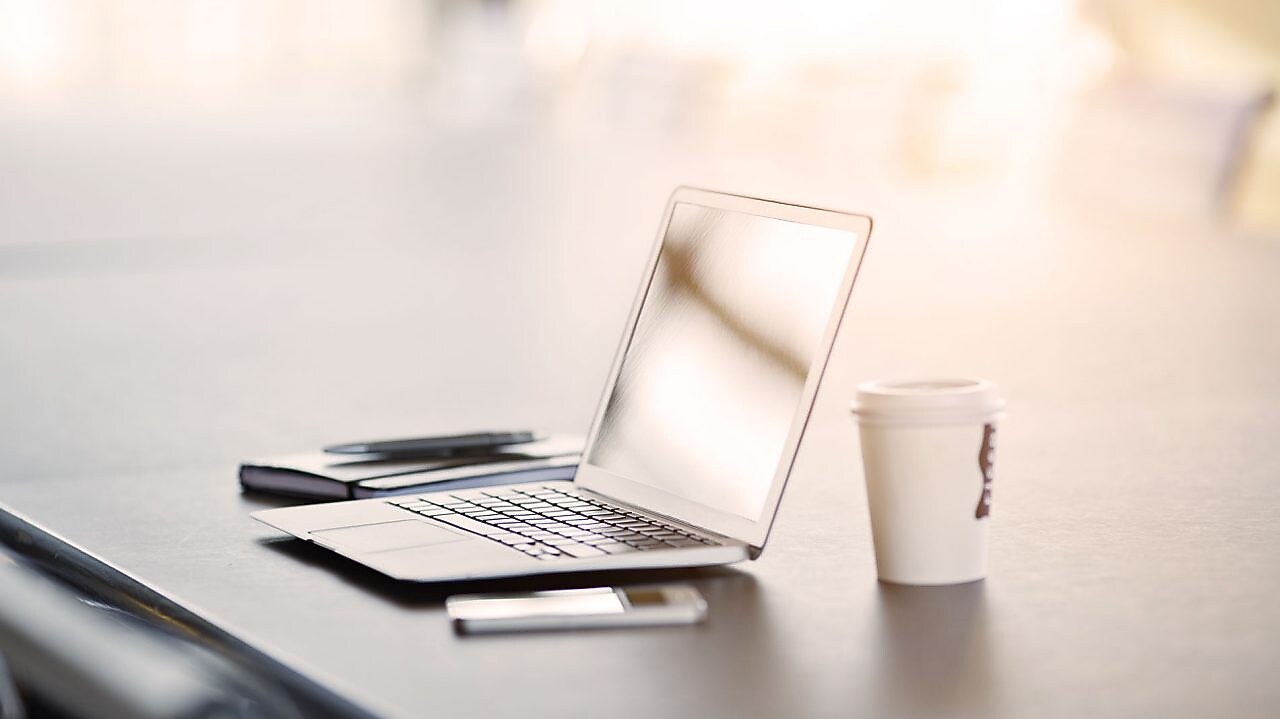 лептоп, мобільний телефон і кава на столі