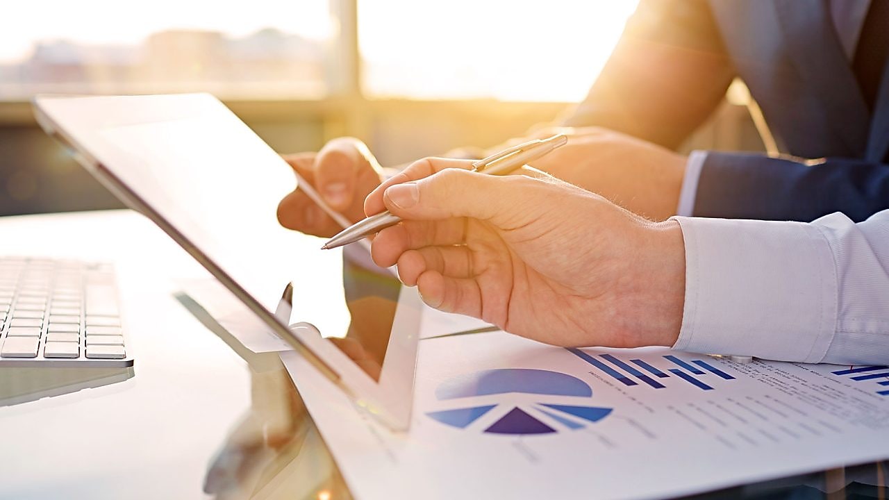 офісний працівник дивиться на екран планшету