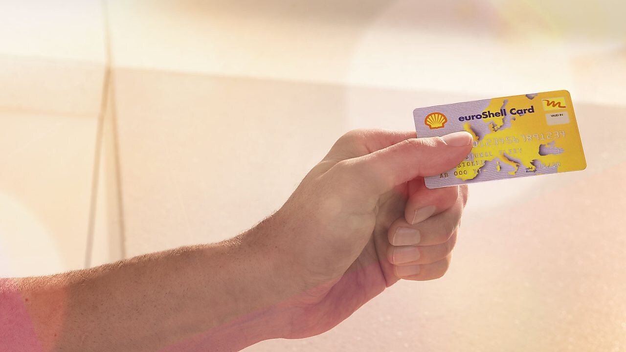 рука тримає карту euroShell