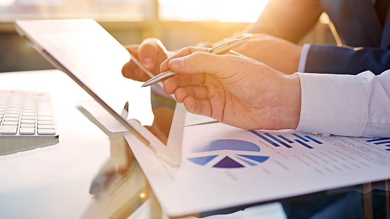 офісний працівник дивиться на екран планшету