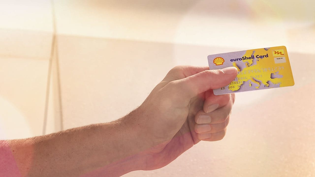 рука тримає карту euroShell