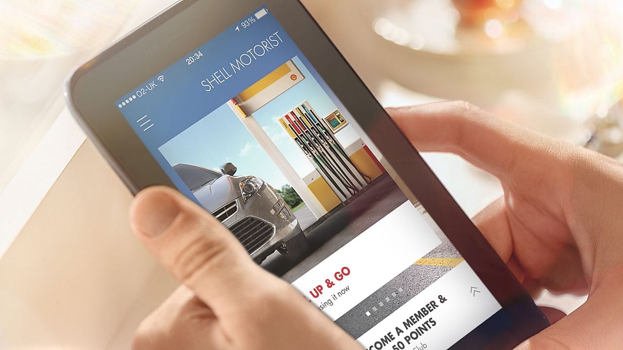 Чоловік вивчає додаток для водіїв на планшеті