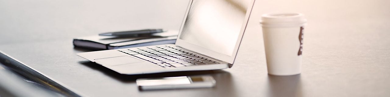 лептоп і кава на столі