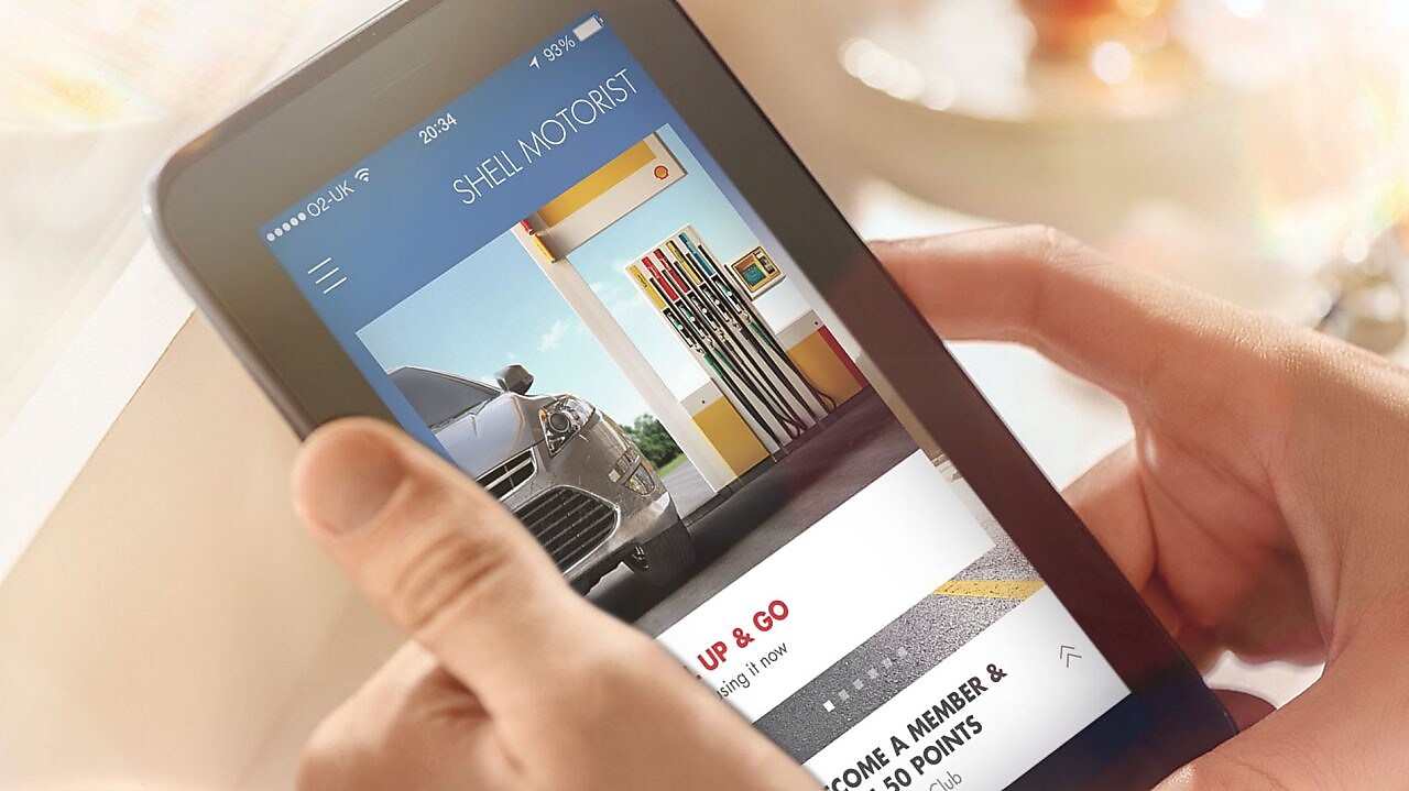 Чоловік вивчає додаток для водіїв на планшеті