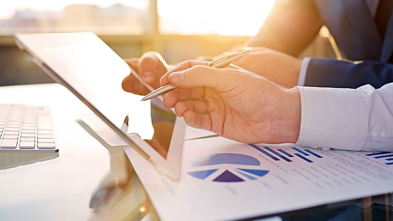 офісний працівник дивиться на екран планшету