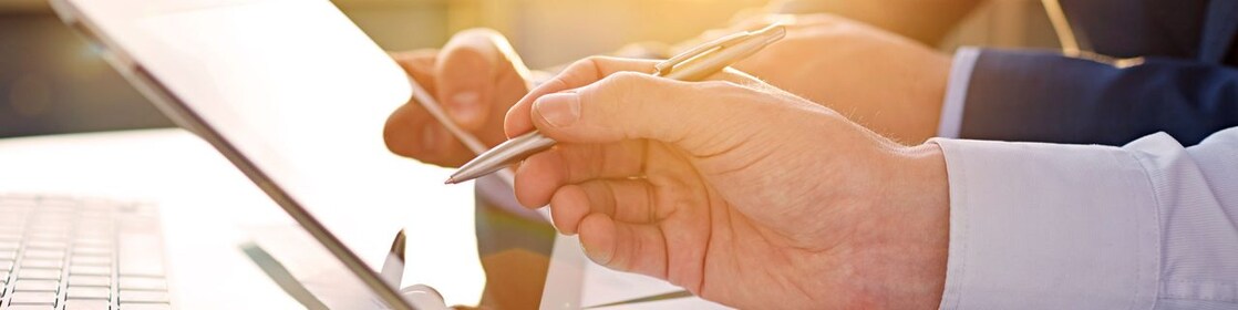 дивиться на екран  планшету