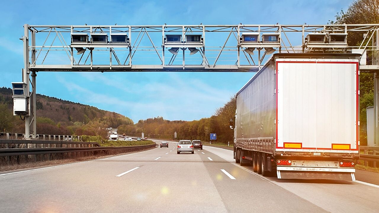 вантажівка рухається по шосе