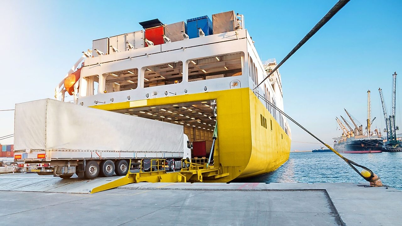 судно перевозить вантажівку