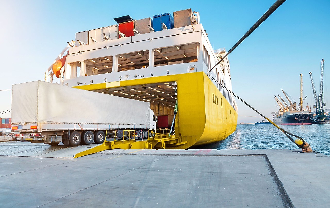 судно перевозить вантажівку