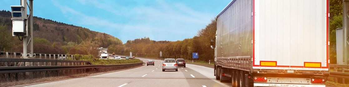 вантажівка рухається по шосе