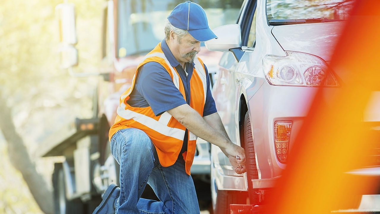 чоловік ремонтує шину