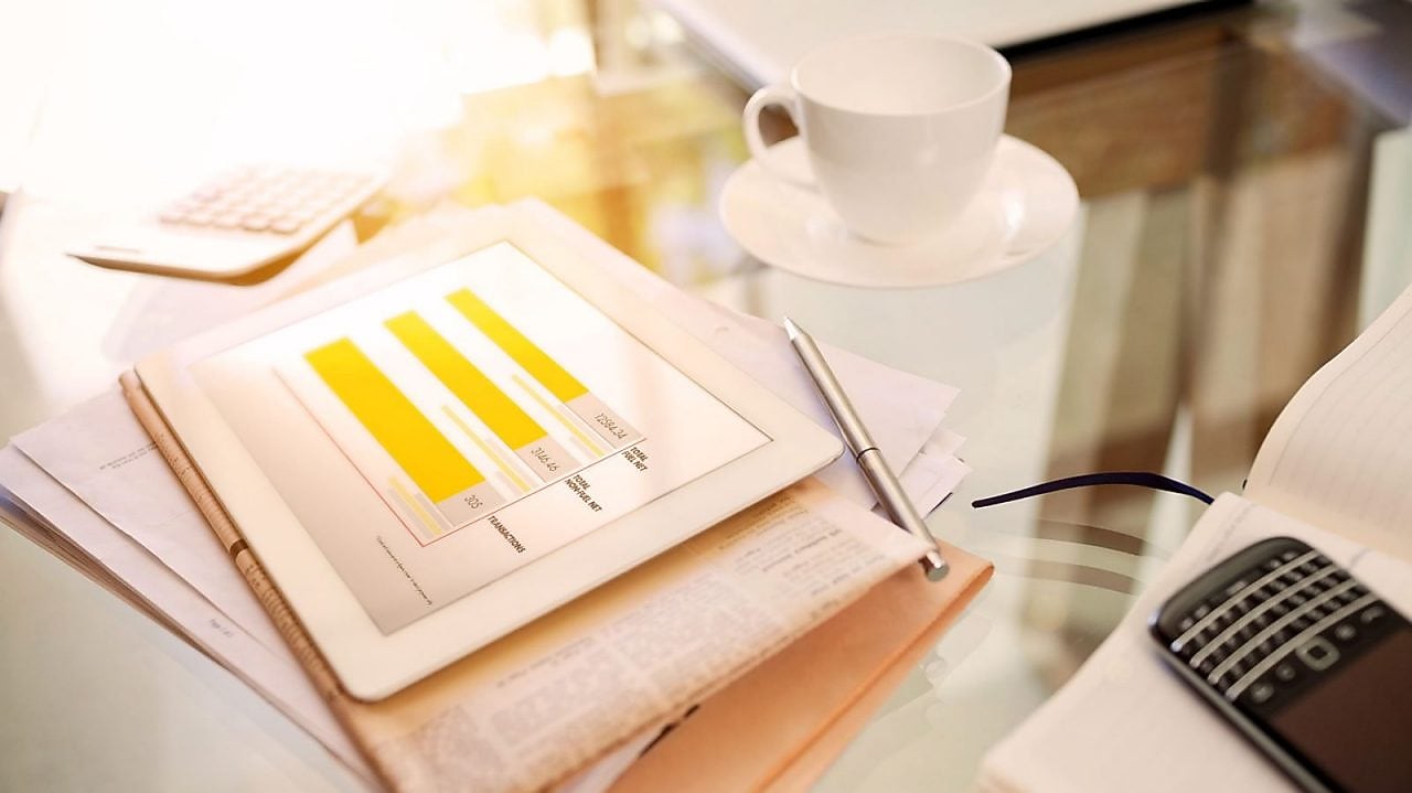 планшет і нотатки на столі