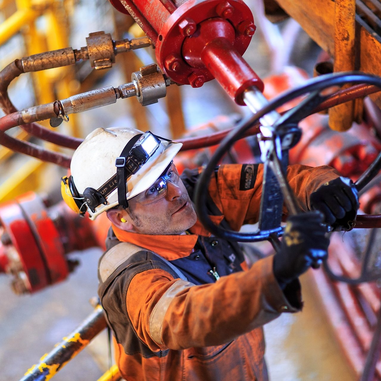 Чоловік працює на платформі в захисній формі