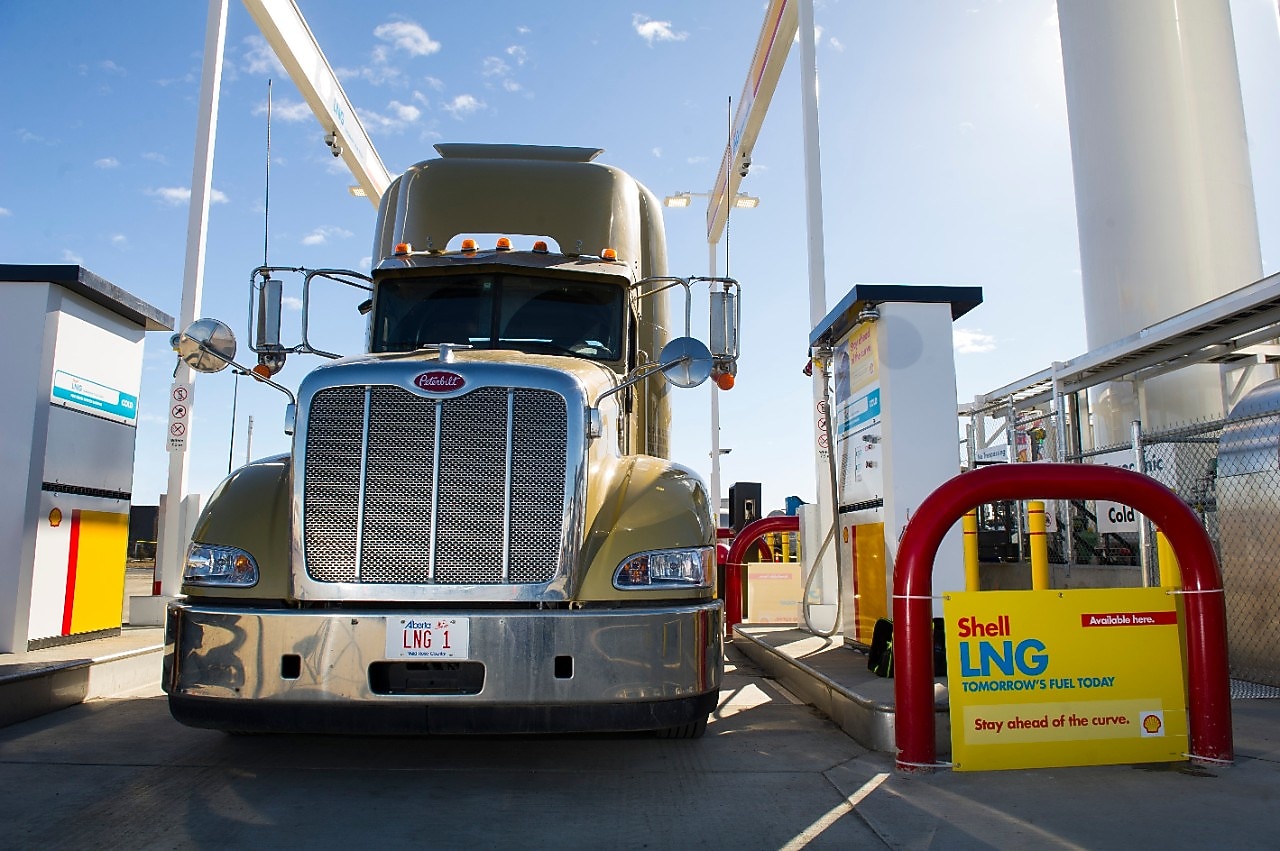 Вантажівка готується до заправки на станції ЗПГ компанії Шелл