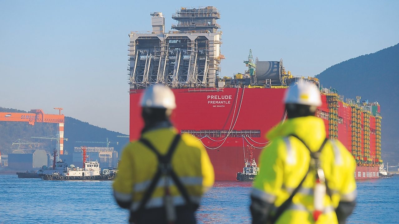 Перший рейс «Прелюд»: величезний корпус платформи виходить на воду в перший раз