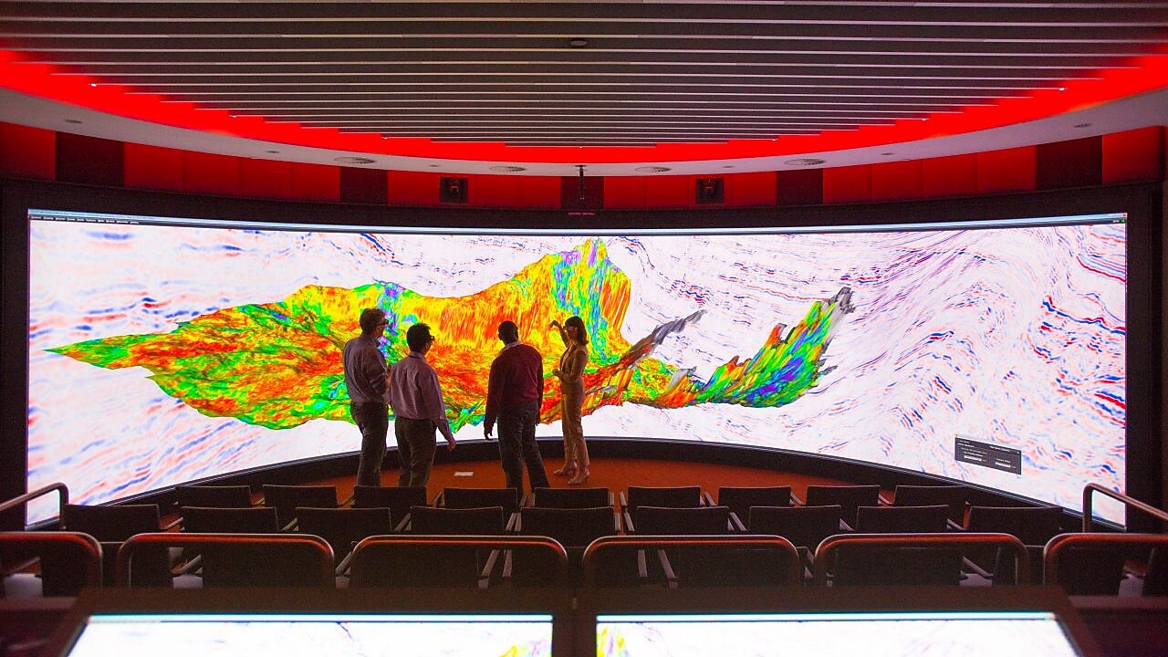 Люди переглядають геологічну модель 