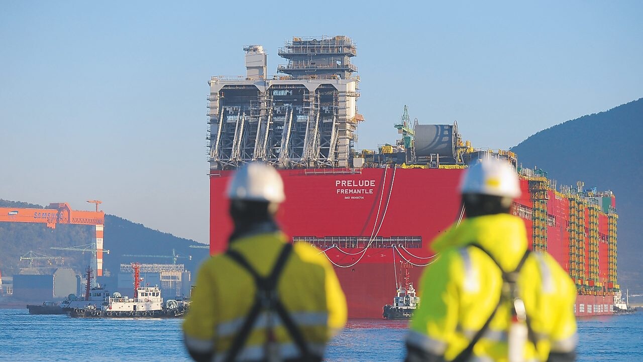 Перший рейс «Прелюд»: величезний корпус платформи виходить на воду в перший раз