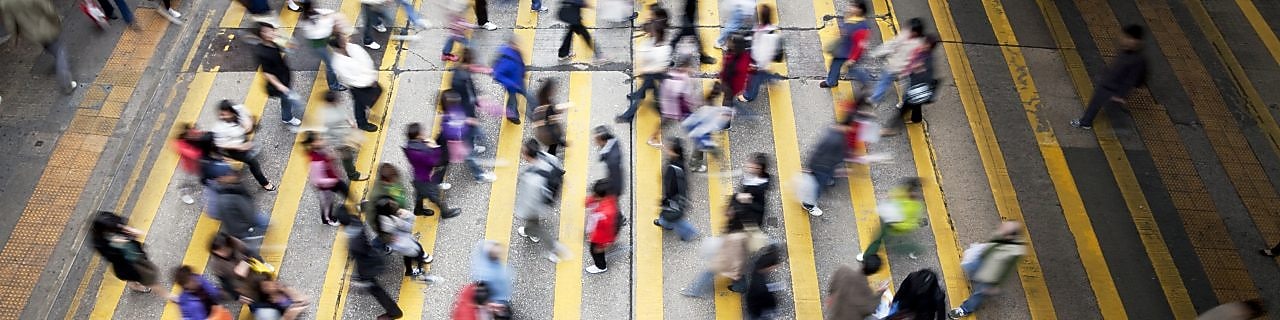 Люди перетинають жваву вулицю в Гонконгу