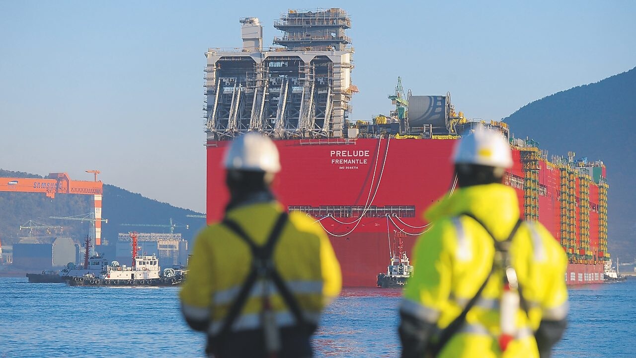 Перший рейс «Прелюд»: величезний корпус платформи виходить на воду в перший раз