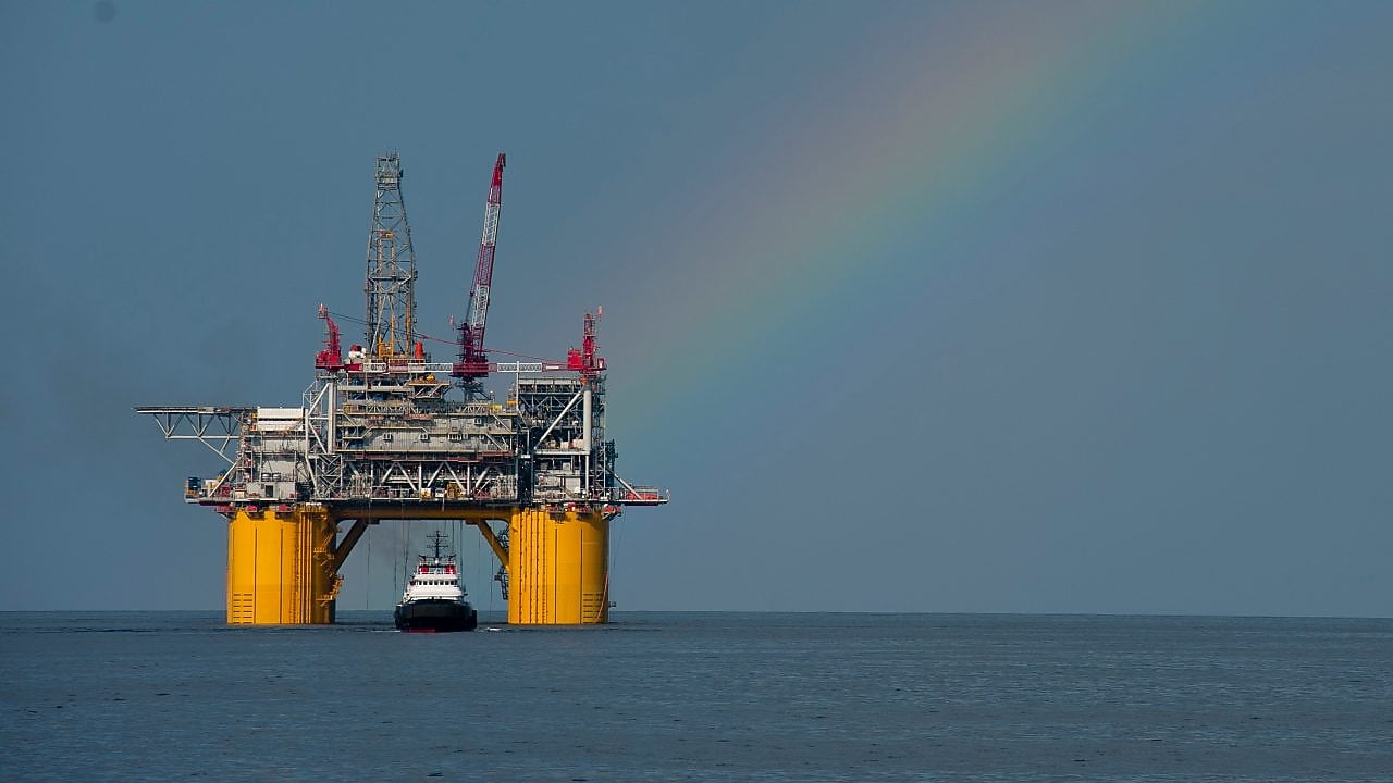 Веселка над платформою Mars B в Мексиканській затоці