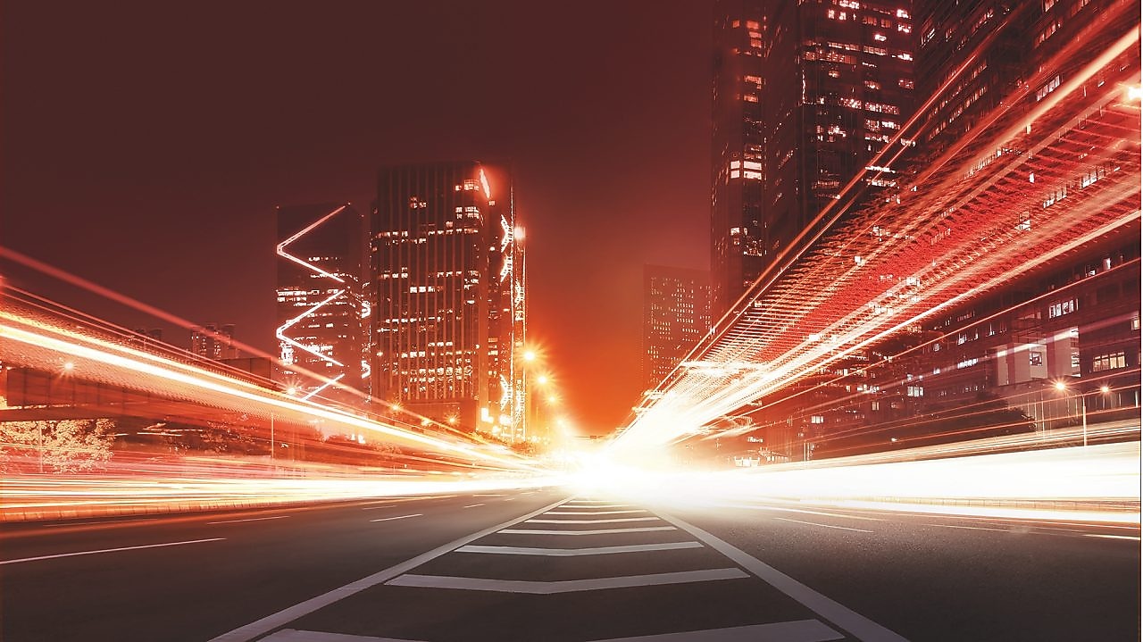 Червоний Ferrari стоїть на заправному терміналі станції «Шелл», чоловік спирається ліктем на заправну колонку